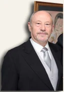 Fotografía de Florentino Santana Gala ante uno de sus cuadros